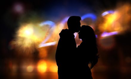 Într-o relație, primul sărut unește două personalități diferite…