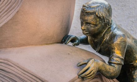 Mai bine citesc o carte decât să mă uit la televizor…!!